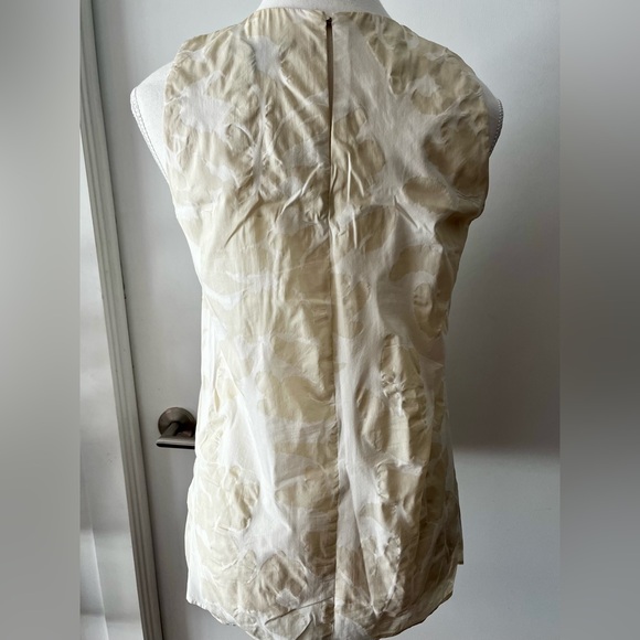 Slightly textured Hugo Boss shell. - Picture 2 of 5